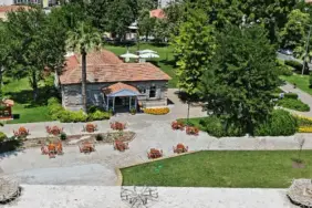 image-b5c51dd74ea7bf9d5862baf2e76296a1c4e75f64