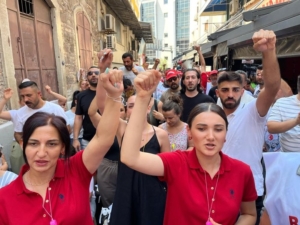 0x0-izmir-buyuksehir-belediyesinde-isten-cikartilan-isciler-gunlerdir-eylemde-1752824454562