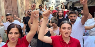 0x0-izmir-buyuksehir-belediyesinde-isten-cikartilan-isciler-gunlerdir-eylemde-1752824454562