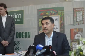 prof-dr-hasan-dogan-ankara-kitap-fuarinda-okurlariyla-bulustu-102205-20251013