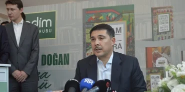 prof-dr-hasan-dogan-ankara-kitap-fuarinda-okurlariyla-bulustu-102205-20251013