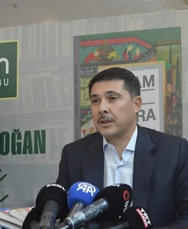 prof-dr-hasan-dogan-ankara-kitap-fuarinda-okurlariyla-bulustu-102205-20251013